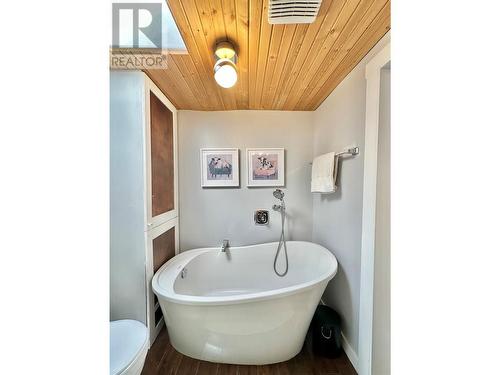 2146 Newton Road, Cawston, BC - Indoor Photo Showing Bathroom
