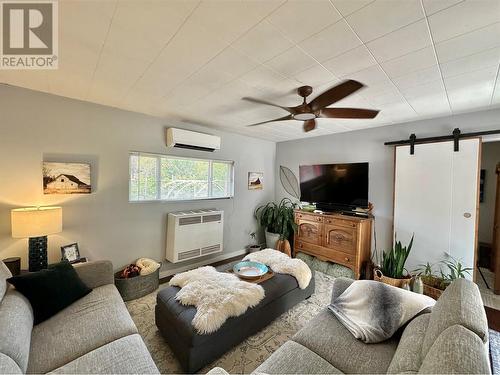 2146 Newton Road, Cawston, BC - Indoor Photo Showing Living Room