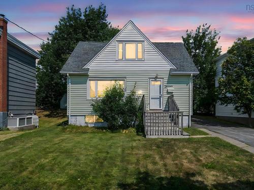 13 Convoy Avenue  Halifax, NS B3N 2P5
