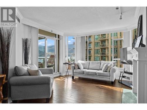 1152 Sunset Drive Unit# 706, Kelowna, BC - Indoor Photo Showing Living Room