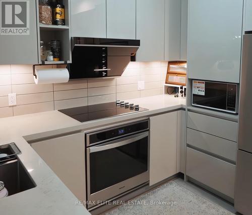 305 - 398 Highway 7 E, Richmond Hill, ON - Indoor Photo Showing Kitchen With Upgraded Kitchen