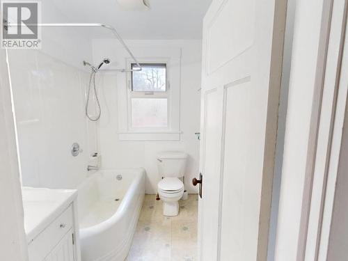 4532 Joyce Ave, Powell River, BC - Indoor Photo Showing Bathroom