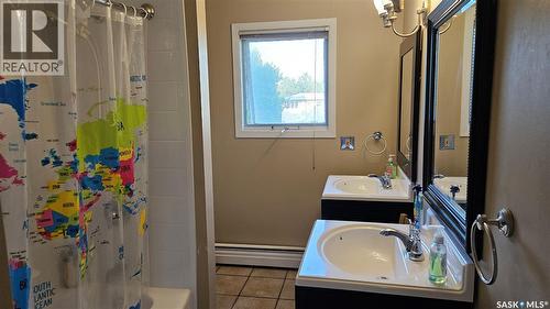 909 Forget Street, Regina, SK - Indoor Photo Showing Bathroom