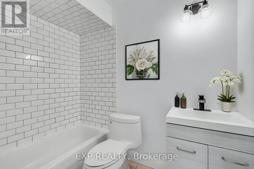 Comm - 897 Barton Street E, Hamilton, ON - Indoor Photo Showing Bathroom