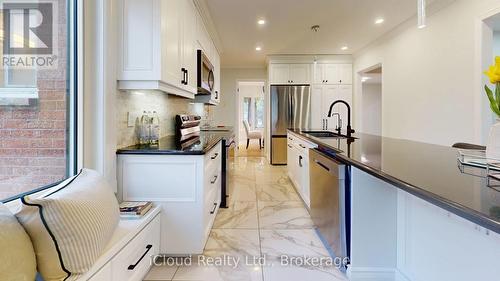 27 Briarwood Drive, Caledon, ON - Indoor Photo Showing Kitchen With Upgraded Kitchen