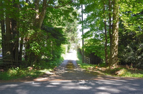 5225 Santa Clara Ave, Saanich, BC 