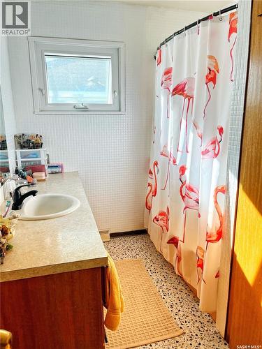 792 3Rd Street E, Shaunavon, SK - Indoor Photo Showing Bathroom