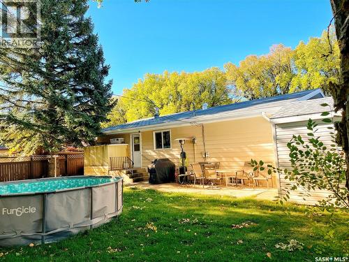 792 3Rd Street E, Shaunavon, SK - Outdoor With Above Ground Pool