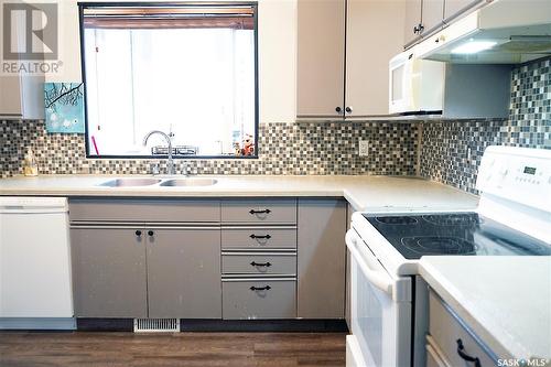 394 2Nd Street, Shaunavon, SK - Indoor Photo Showing Kitchen With Double Sink