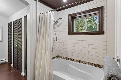 Bathroom - 6 Ch. De L'Eau-Claire, Lac-Supérieur, QC - Indoor Photo Showing Bathroom