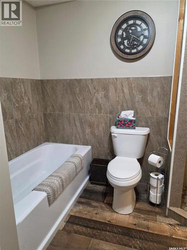 908 Marriott Close, Rosetown, SK - Indoor Photo Showing Bathroom