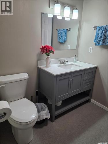 908 Marriott Close, Rosetown, SK - Indoor Photo Showing Bathroom