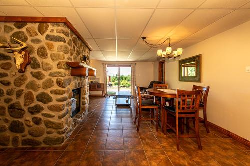 Intergénération - 5Z Ch. Ledoux, Saint-Étienne-De-Bolton, QC - Indoor Photo Showing Dining Room With Fireplace