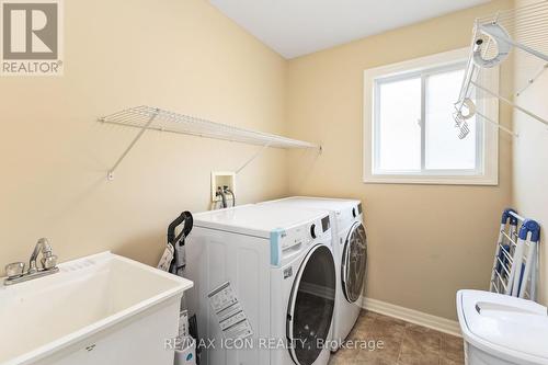 3190 Pomeroy Lane, London South (South V), ON - Indoor Photo Showing Laundry Room