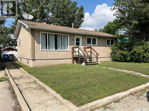 229 4th AVENUE E  Gravelbourg, SK S0H 1X0