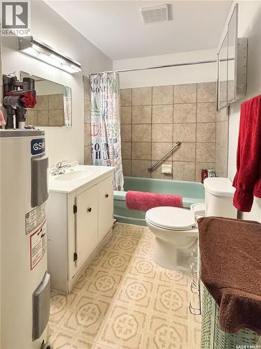 9261 Clement Crescent, Cochin, SK - Indoor Photo Showing Bathroom