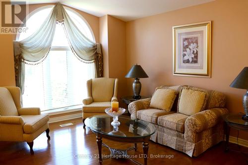 8292 Feren Drive S, Niagara Falls (Ascot), ON - Indoor Photo Showing Living Room