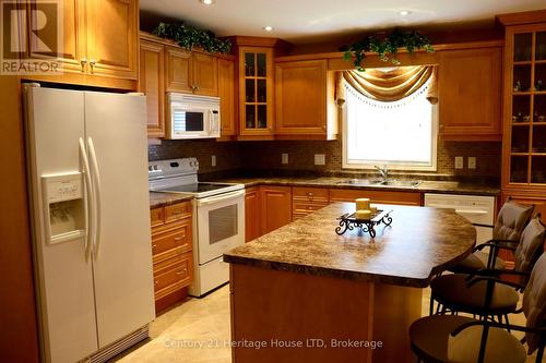 8292 Feren Drive S, Niagara Falls (Ascot), ON - Indoor Photo Showing Kitchen With Double Sink