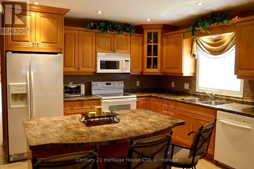 8292 Feren Drive S, Niagara Falls (Ascot), ON - Indoor Photo Showing Kitchen With Double Sink