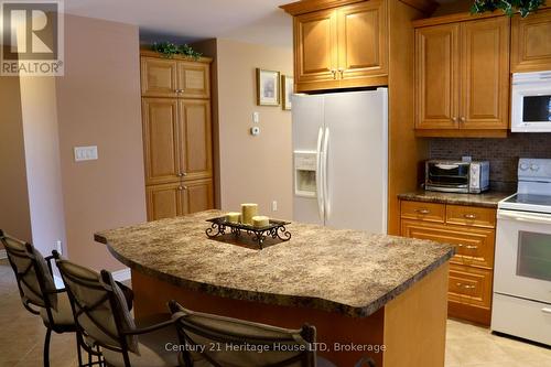 8292 Feren Drive S, Niagara Falls (Ascot), ON - Indoor Photo Showing Kitchen