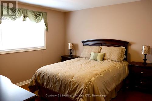 8292 Feren Drive S, Niagara Falls (Ascot), ON - Indoor Photo Showing Bedroom