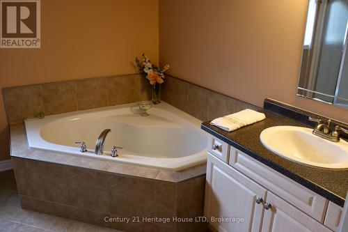 8292 Feren Drive S, Niagara Falls (Ascot), ON - Indoor Photo Showing Bathroom