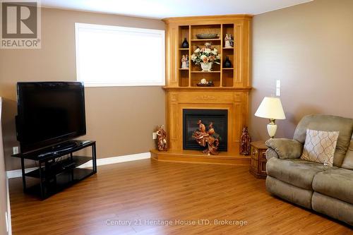 8292 Feren Drive S, Niagara Falls (Ascot), ON - Indoor Photo Showing Living Room With Fireplace