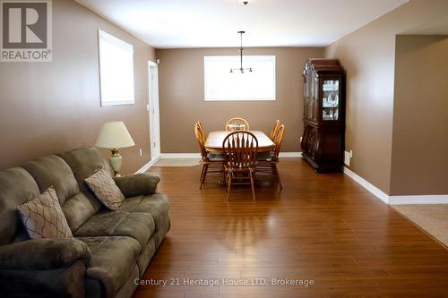 8292 Feren Drive S, Niagara Falls (Ascot), ON - Indoor Photo Showing Living Room