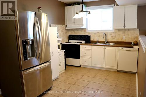 8292 Feren Drive S, Niagara Falls (Ascot), ON - Indoor Photo Showing Kitchen With Double Sink