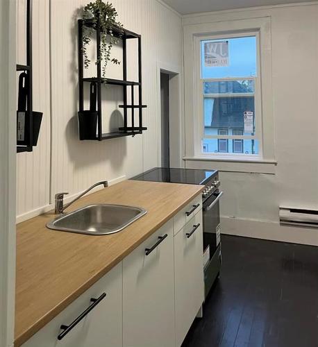 350 Arnold Avenue, Winnipeg, MB - Indoor Photo Showing Kitchen