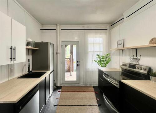 350 Arnold Avenue, Winnipeg, MB - Indoor Photo Showing Kitchen
