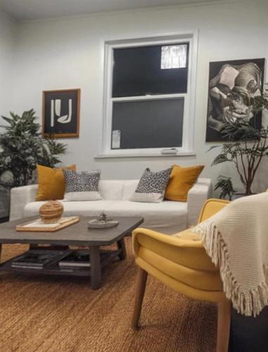 350 Arnold Avenue, Winnipeg, MB - Indoor Photo Showing Living Room