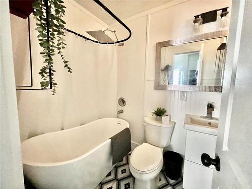 350 Arnold Avenue, Winnipeg, MB - Indoor Photo Showing Bathroom