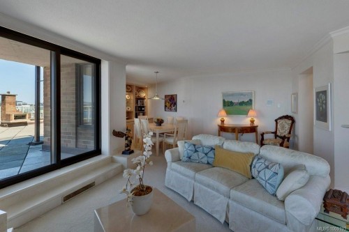 1102-225 Belleville St, Victoria, BC - Indoor Photo Showing Living Room