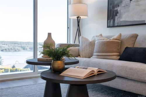 103-201 Dogwood Dr, Ladysmith, BC - Indoor Photo Showing Living Room