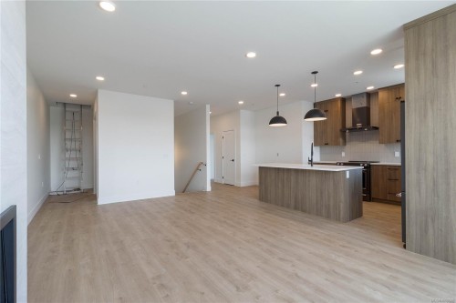 502-201 Dogwood Dr, Ladysmith, BC - Indoor Photo Showing Kitchen