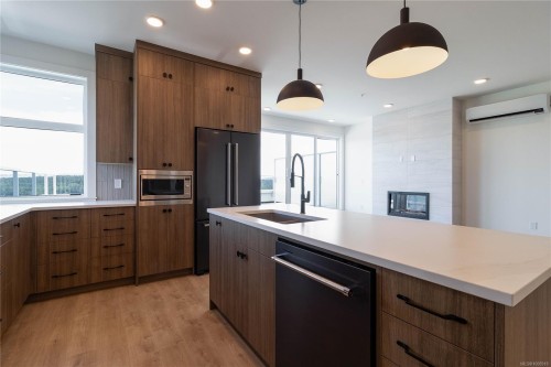 502-201 Dogwood Dr, Ladysmith, BC - Indoor Photo Showing Kitchen With Double Sink With Upgraded Kitchen