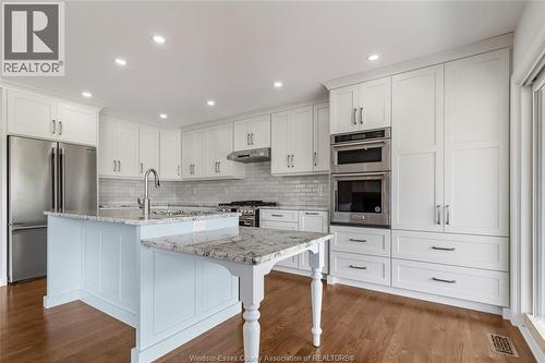 68 Belleview Drive, Kingsville, ON - Indoor Photo Showing Kitchen With Upgraded Kitchen
