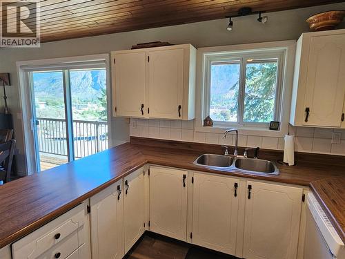 429 3Rd Avenue, Keremeos, BC - Indoor Photo Showing Kitchen With Double Sink