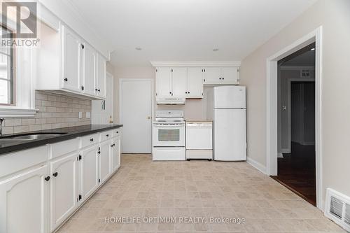 132 Eagle Street, Newmarket, ON - Indoor Photo Showing Kitchen