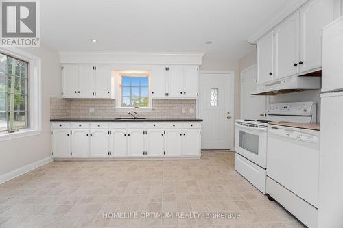 132 Eagle Street, Newmarket, ON - Indoor Photo Showing Kitchen
