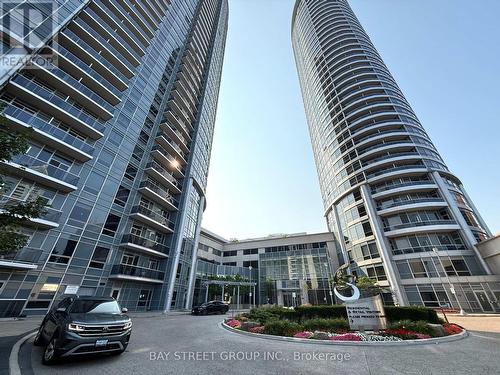 2325 - 135 VILLAGE GREEN SQ  Toronto, ON M1S 0G4