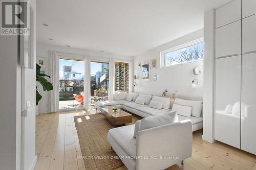 67 Pinhey Street, Ottawa, ON - Indoor Photo Showing Living Room