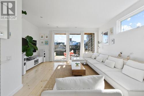 67 Pinhey Street, Ottawa, ON - Indoor Photo Showing Living Room
