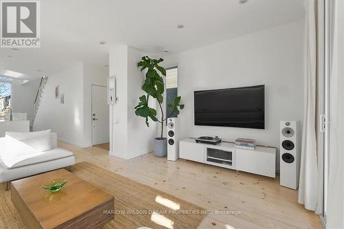 67 Pinhey Street, Ottawa, ON - Indoor Photo Showing Living Room