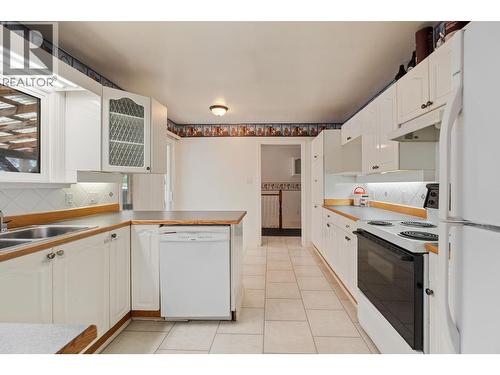 3219 River Road, Keremeos, BC - Indoor Photo Showing Kitchen With Double Sink