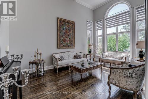 331 Binns Avenue, Newmarket, ON - Indoor Photo Showing Living Room