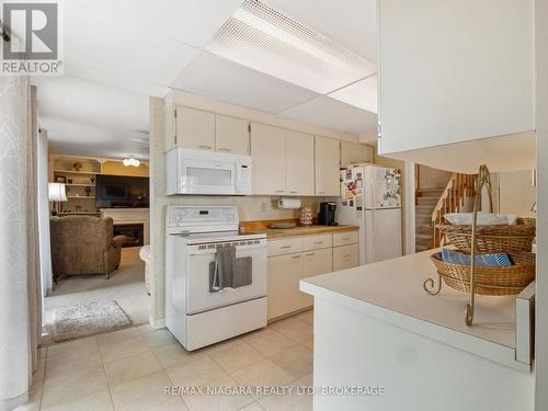 735 Niagara Boulevard, Fort Erie (Central), ON - Indoor Photo Showing Kitchen