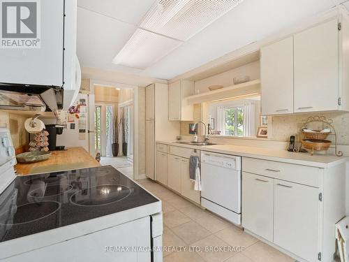 735 Niagara Boulevard, Fort Erie (Central), ON - Indoor Photo Showing Kitchen