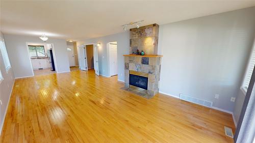 26-2375 1St Street, Cranbrook, BC - Indoor Photo Showing Living Room With Fireplace